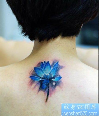 点击大图看下一张：一幅颈部彩色莲花纹身图片