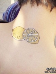 一幅女人脖子柠檬纹身图片由纹身520图库推荐
