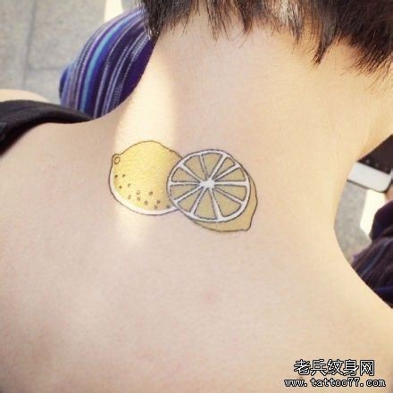 点击大图看下一张：一幅女人脖子柠檬纹身图片由纹身520图库推荐