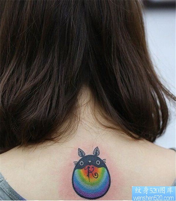 点击大图看下一张：女性脖子彩色龙猫纹身图案