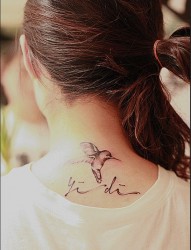 女性脖子蜂鸟纹身图案
