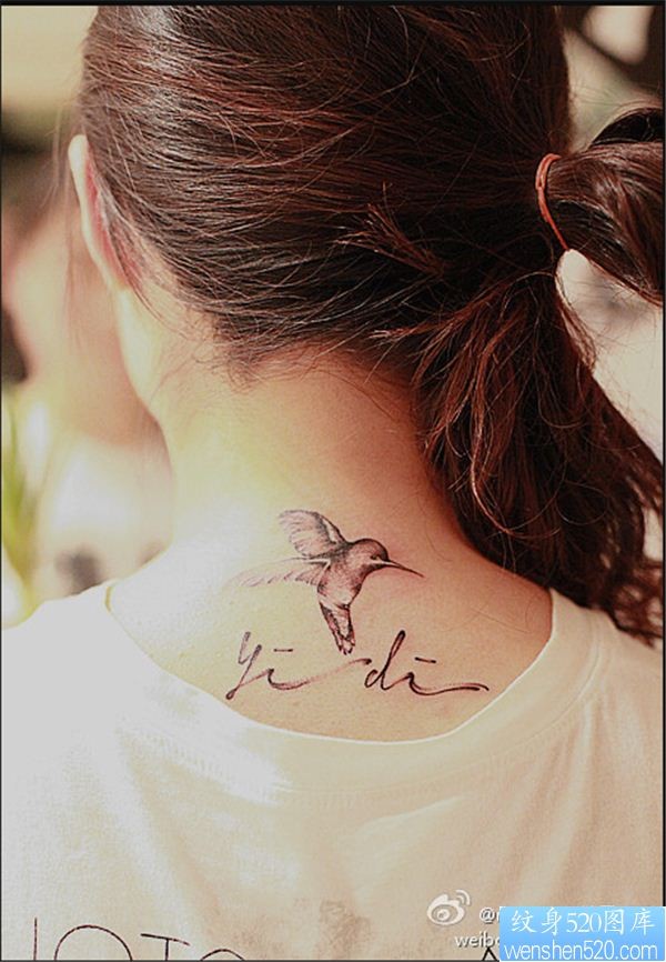 点击大图看下一张：女性脖子蜂鸟纹身图案