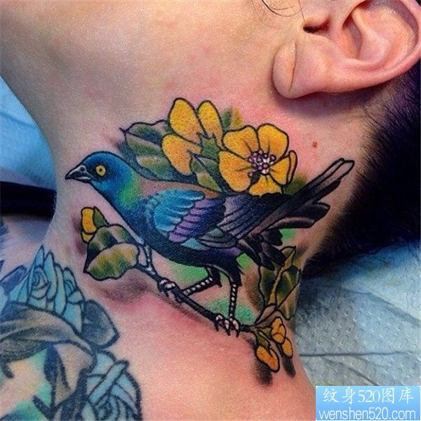 点击大图看下一张：纹身520图库脖子上的花鸟纹身图案