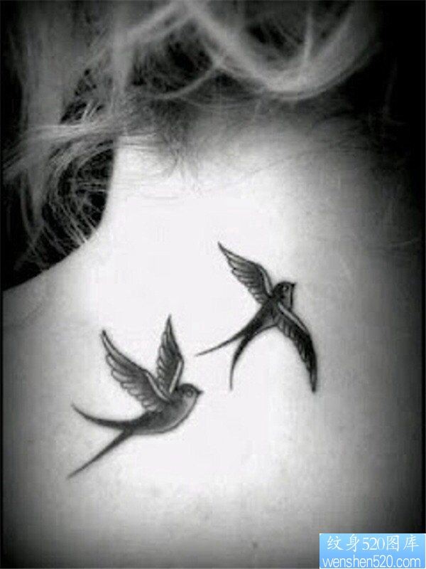 点击大图看下一张：一款女性脖子燕子纹身图案