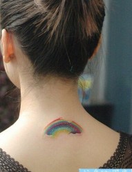 女性脖子彩虹纹身图案
