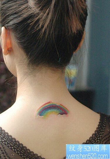 点击大图看下一张：女性脖子彩虹纹身图案