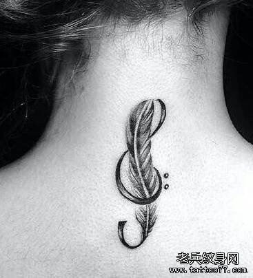 点击大图看下一张：女性颈部个性羽毛纹身图案