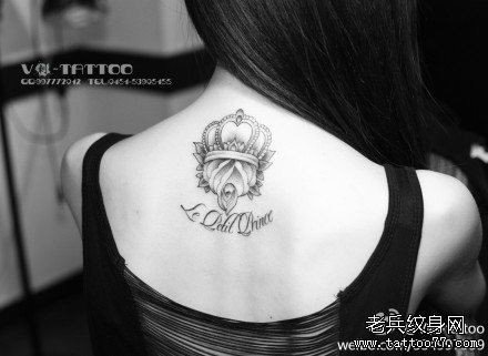 点击大图看下一张：女性颈部皇冠玫瑰字母纹身图案