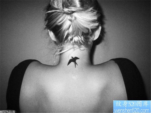 点击大图看下一张：女性脖子燕子纹身图案