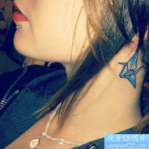 点击大图看下一张：女性脖子千纸鹤纹身图案