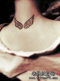 点击大图看下一张：女性脖子翅膀纹身图案