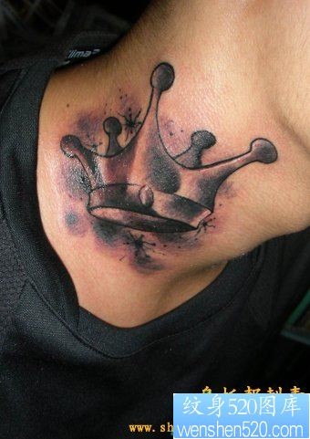 点击大图看下一张：男生脖子很个性的皇冠纹身图片