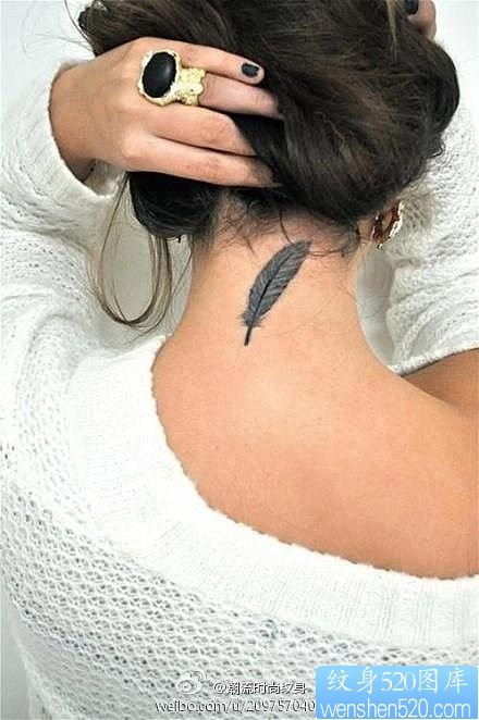 点击大图看下一张：女性脖子羽毛纹身图案