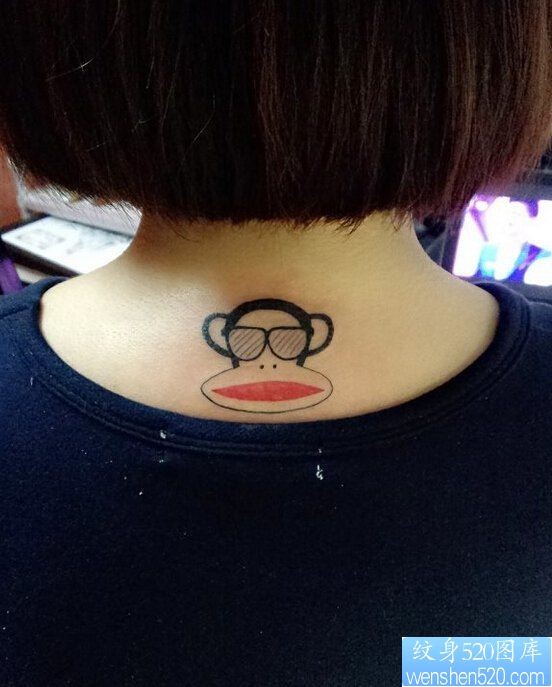点击大图看下一张：一款颈部大嘴猴纹身图案