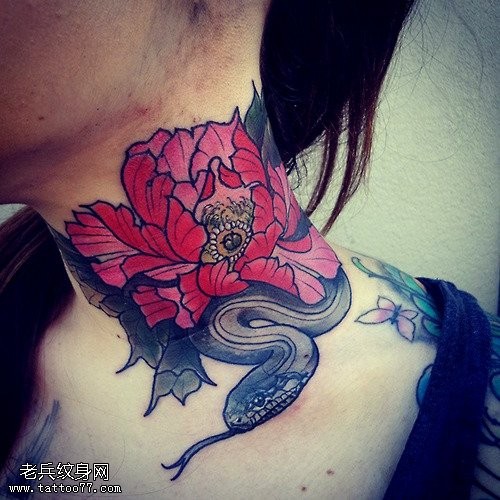 点击大图看下一张：脖子个性彩色玫瑰花蛇纹身图片