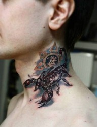 一款脖子蝎子纹身图案