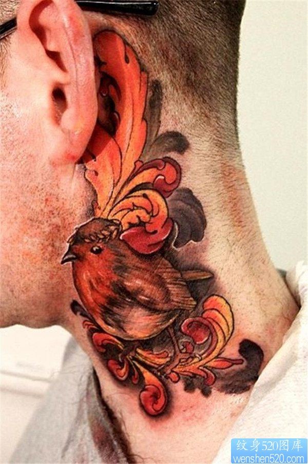 点击大图看下一张：一款彩色脖子鸟纹身图案