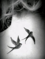 女孩子颈部唯美的燕子纹身