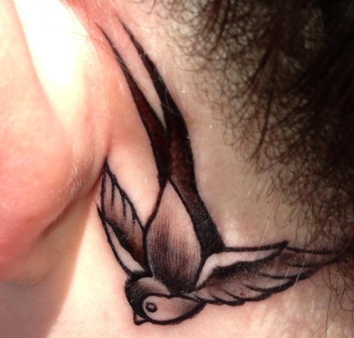 点击大图看下一张：女孩子颈部唯美的燕子纹身