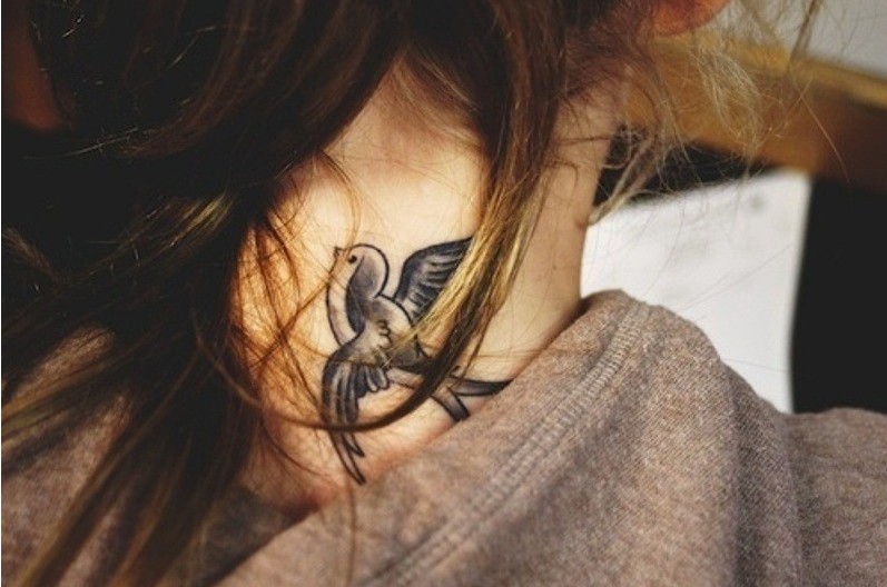 点击大图看下一张：女孩子颈部唯美的燕子纹身图4