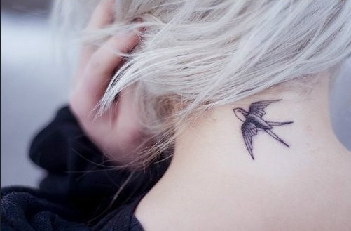 点击大图看下一张：女孩子颈部唯美的燕子纹身图5