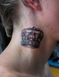 颈部好看的皇冠纹身