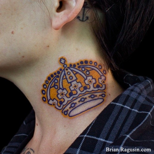 点击大图看下一张：颈部好看的皇冠纹身