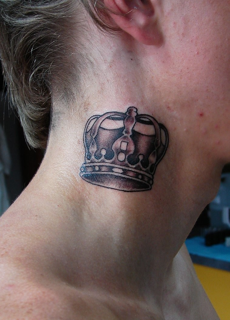 点击大图看下一张：颈部好看的皇冠纹身图3