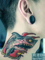 脖子彩色鲨鱼纹身图案