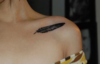 点击大图看下一张：美女锁骨一根小小的羽毛纹身