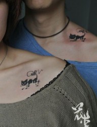 锁骨处时尚流行的情侣猫咪纹身图案