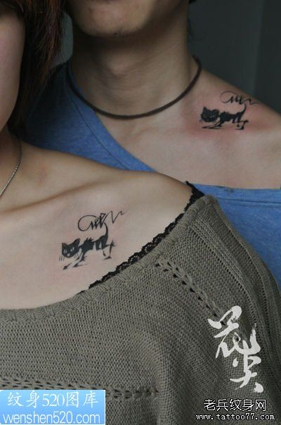 点击大图看下一张：锁骨处时尚流行的情侣猫咪纹身图案