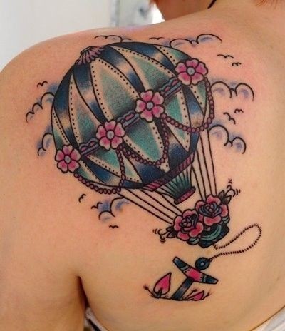 点击大图看下一张：女孩子肩部飞翔的热气球纹身