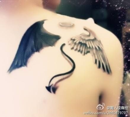 点击大图看下一张：美女肩部恶魔和天使的混合体纹身图案