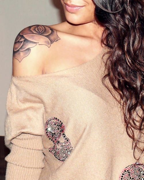 点击大图看下一张：美女肩部的玫瑰花纹身
