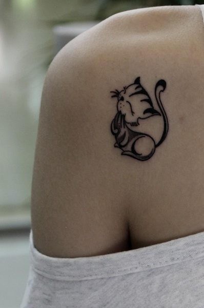 点击大图看下一张：女性肩部小猫刺青