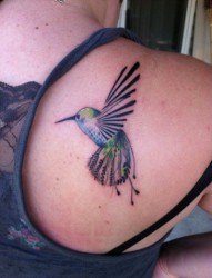 女性肩部漂亮的小鸟纹身