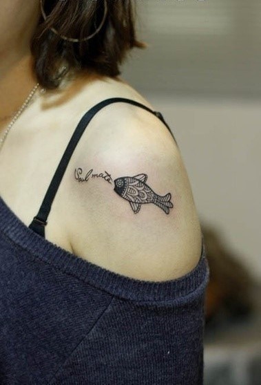 点击大图看下一张：女性肩部鱼刺青