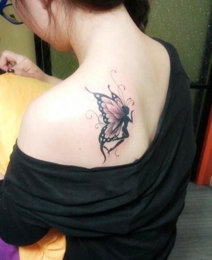 点击大图看下一张：女性肩部蝴蝶仙子刺青