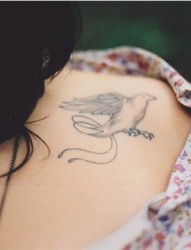 女性肩部黑白样子独特刺青