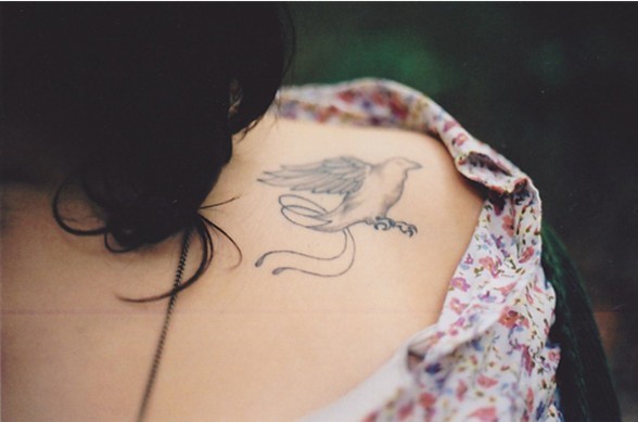 点击大图看下一张：女性肩部黑白样子独特刺青