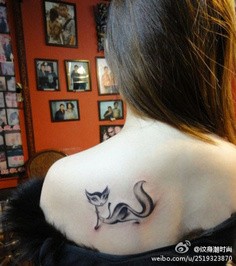 点击大图看下一张：妖娆美女肩部狐狸纹身图片