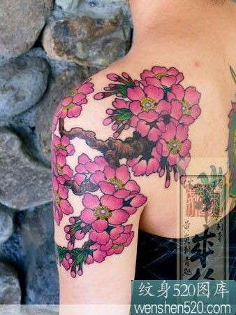 点击大图看下一张：漂亮的红色樱花纹身