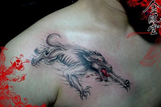 点击大图看下一张：右肩到前胸扑击的狼纹身