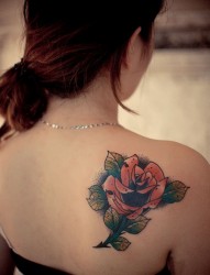 美女香肩玫瑰花时尚纹身图案