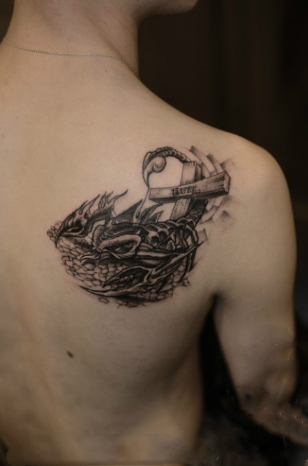 点击大图看下一张：男生肩部黑灰蝎子个性纹身图案