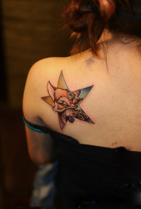 点击大图看下一张：美女香肩星星狐狸纹身图案