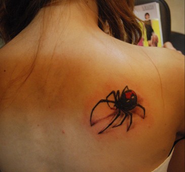 点击大图看下一张：专业纹身会所：肩膀超酷蜘蛛文身图片作品图3