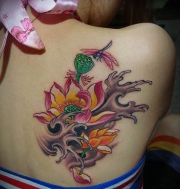 点击大图看下一张：肩部纹身图片：经典潮流肩部彩色莲花蜻蜓纹身图片纹身作品