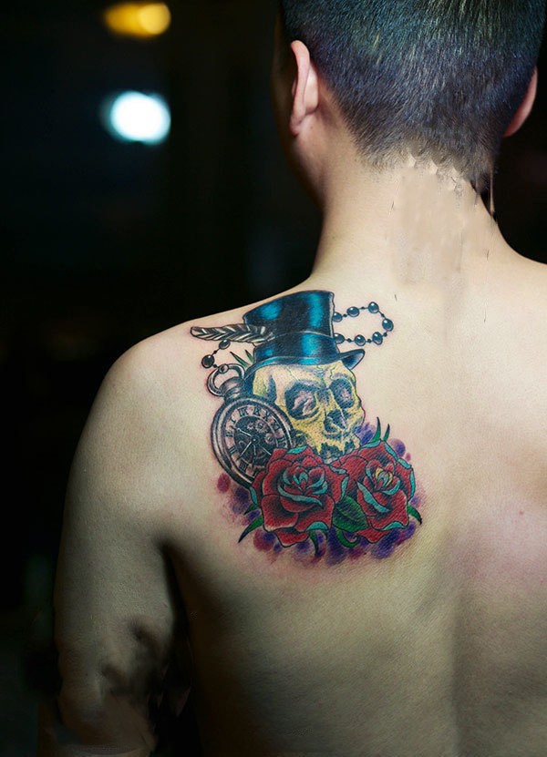 点击大图看下一张：男人肩部绅士骷髅玫瑰纹身图案